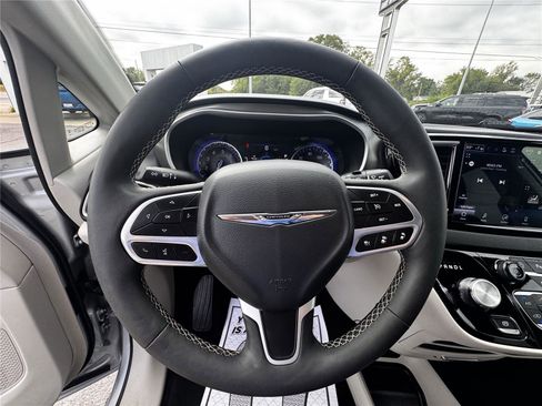 Used 2024 Chrysler Pacifica Touring-L FWD image 16