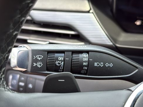 Used 2026 GMC Acadia Elevation w/ Elevation Premium Package FWD image 15