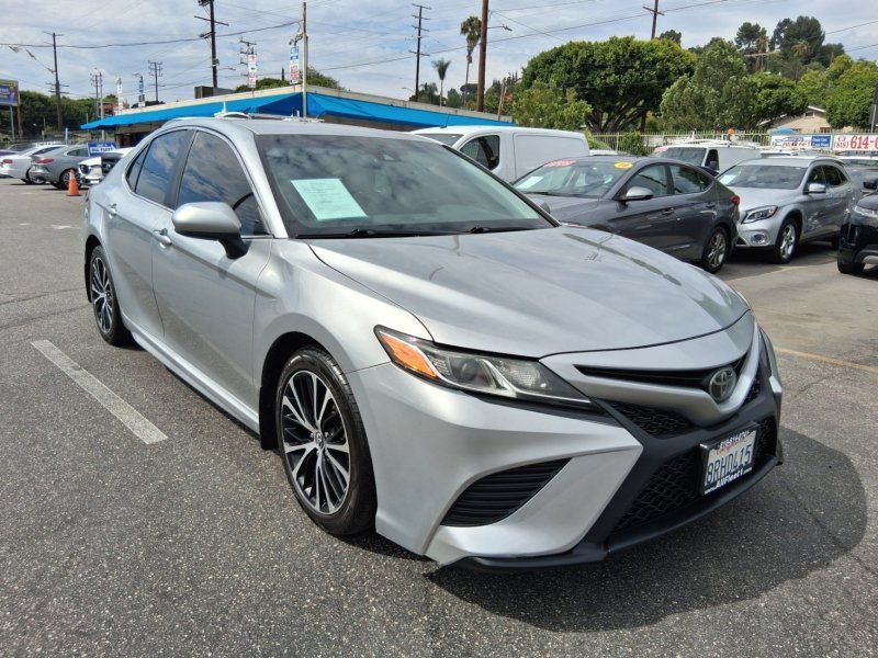 Used 2020 Toyota Camry SE FWD image 1