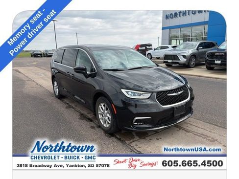 Used 2023 Chrysler Pacifica Touring-L FWD image 5
