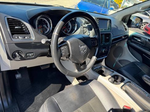 Used 2016 Dodge Grand Caravan SXT image 11