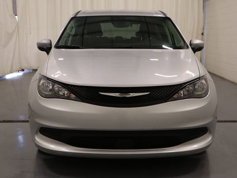 Certified 2023 Chrysler Voyager LX FWD image 4