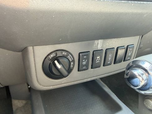 Used 2014 Nissan Frontier SV w/ SV Value Truck Package AWD/4WD image 19