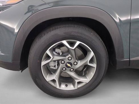 Used 2025 Chevrolet Trax LT FWD image 25