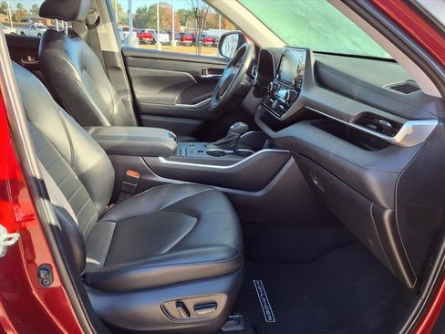 Used 2022 Toyota Highlander XLE image 20