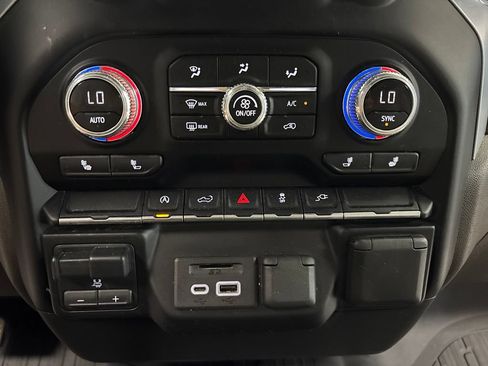 Used 2021 GMC Sierra 1500 SLE w/ Preferred Package AWD/4WD image 24