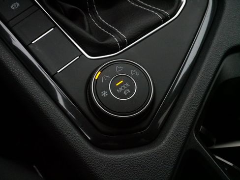 Certified 2024 Volkswagen Tiguan SE R-Line image 27