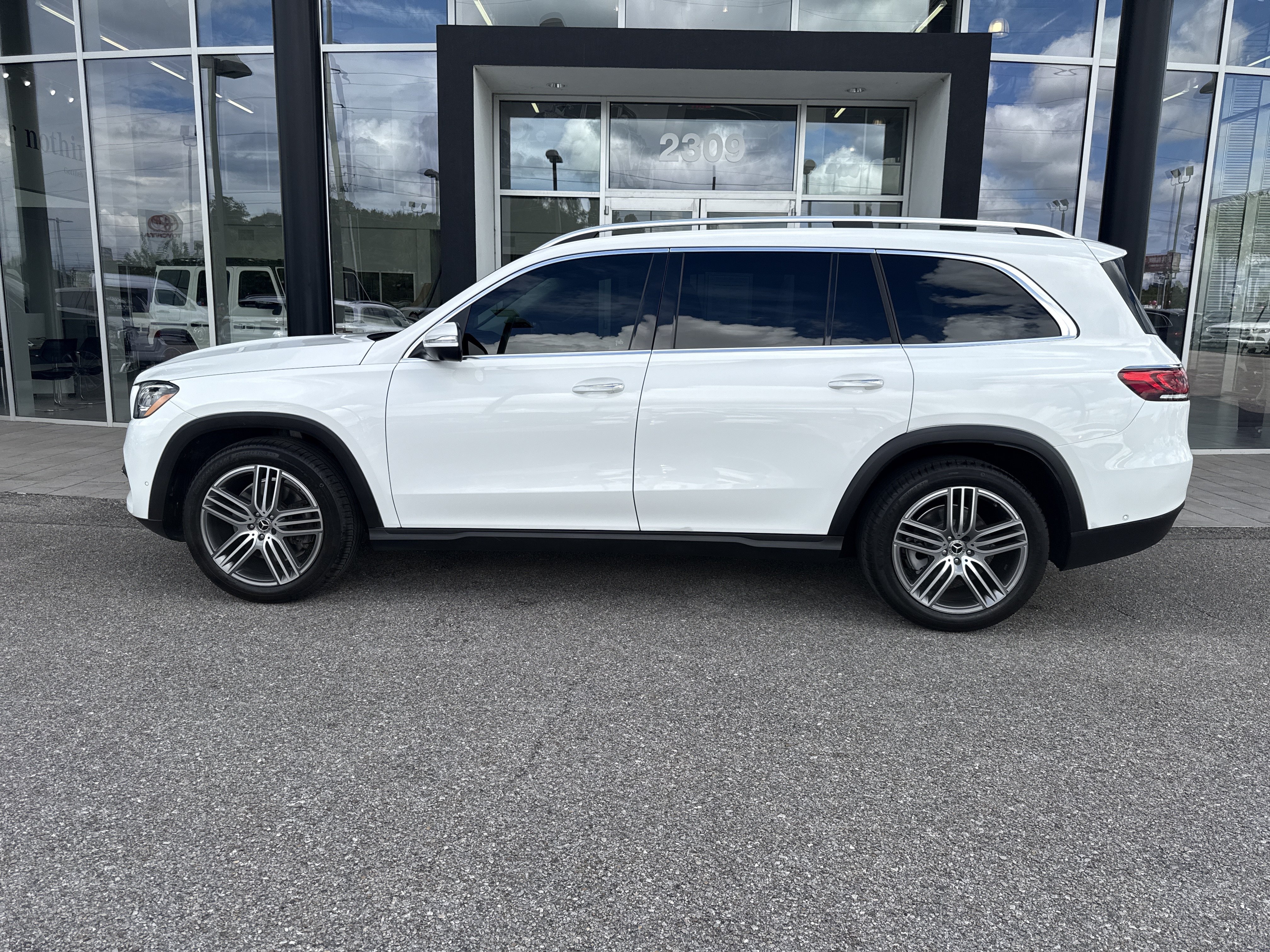 Used 2021 Mercedes-Benz GLS 450 4MATIC image 2
