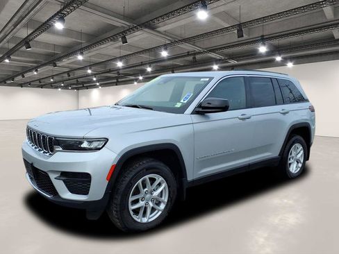 Used 2025 Jeep Grand Cherokee Laredo X w/ Luxury Tech Group I image 3