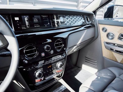 Used 2025 Rolls-Royce Phantom Sedan RWD image 73