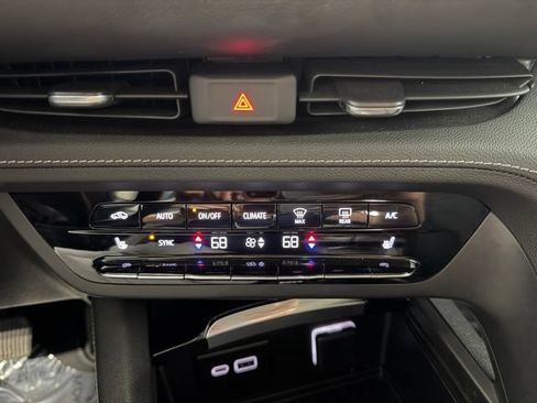Used 2023 Buick Envision Essence FWD image 18