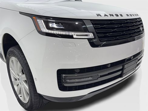 Used 2023 Land Rover Range Rover SE image 3