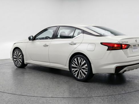 Used 2025 Nissan Altima 2.5 SV FWD image 6