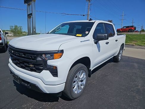 Used 2024 Chevrolet Silverado 1500 Custom image 3