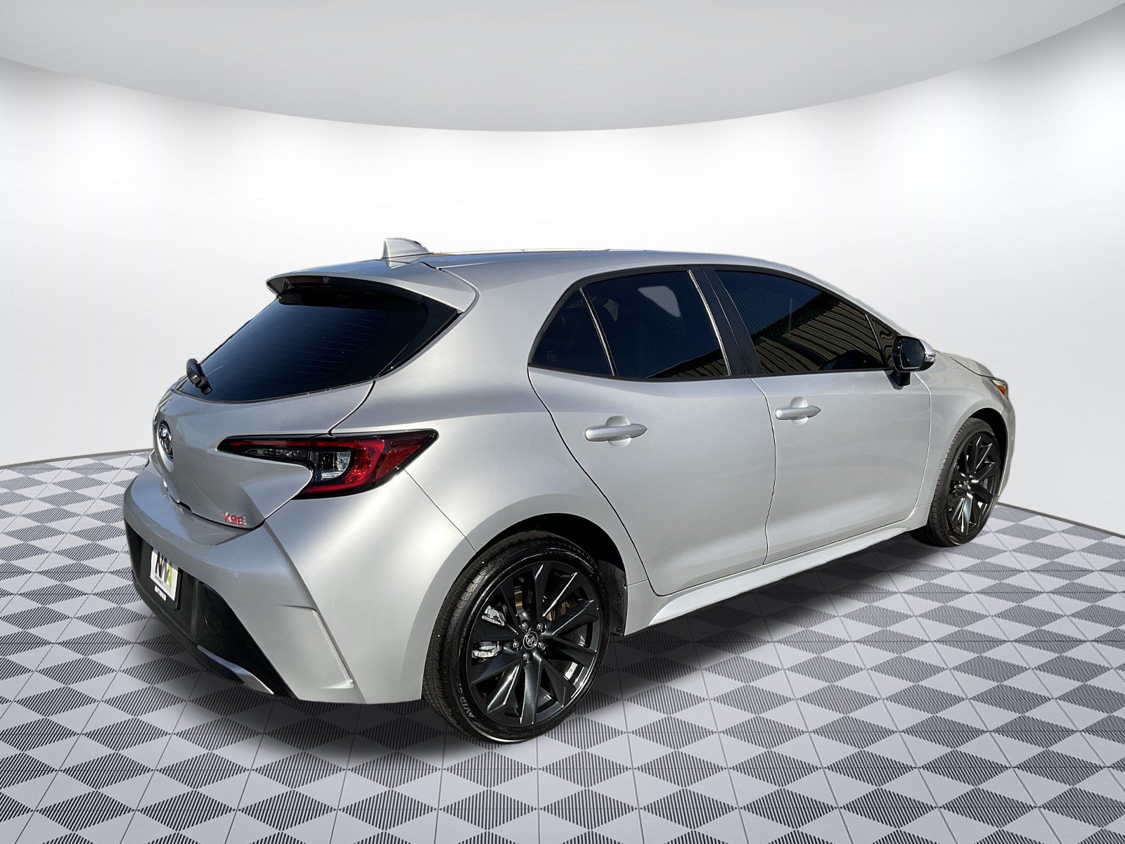 Used 2025 Toyota Corolla XSE FWD image 3