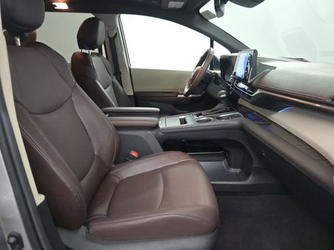 Used 2024 Toyota Sienna Platinum image 8