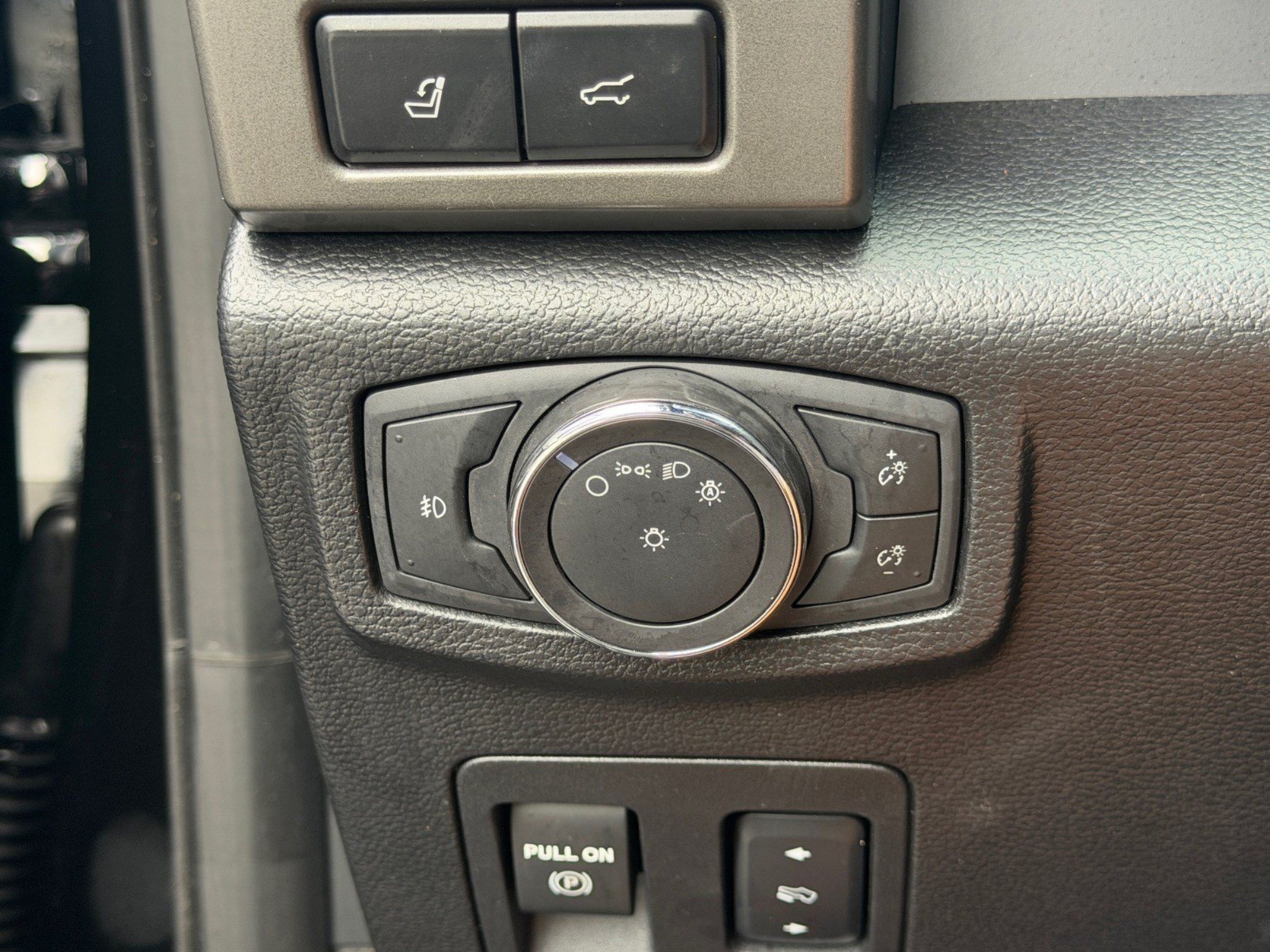 Used 2018 Ford Expedition XLT w/ Equipment Group 202A AWD/4WD image 33