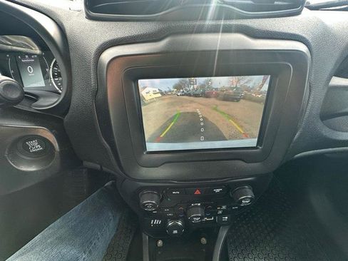 Used 2018 Jeep Renegade Latitude w/ Cold Weather Group image 12