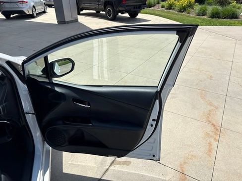 Used 2022 Toyota Prius Prime XLE FWD image 33