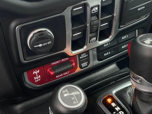 Used 2025 Jeep Wrangler Unlimited Rubicon AWD/4WD image 17