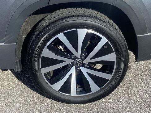 Used 2024 Volkswagen Taos SE image 33