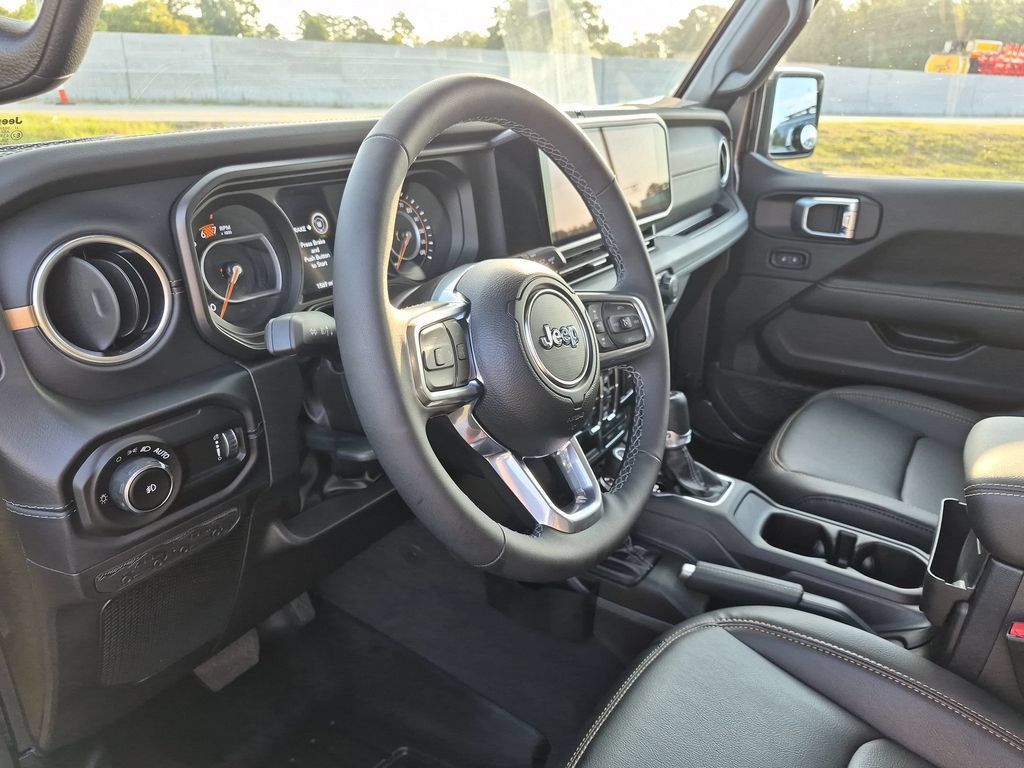 Used 2026 Jeep Wrangler Unlimited Sahara AWD/4WD image 14