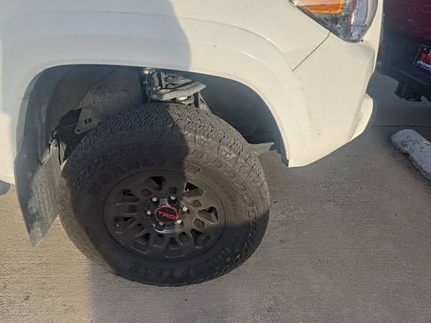 Used 2023 Toyota Tacoma SR5 w/ Technology Package AWD/4WD image 4