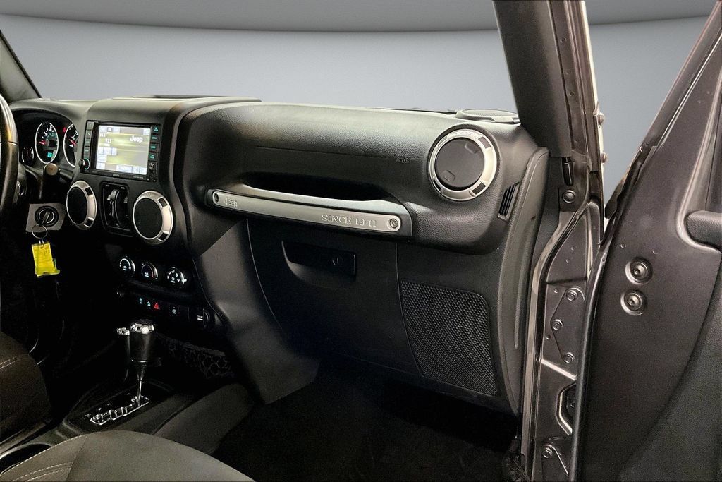 Used 2018 Jeep Wrangler Unlimited Rubicon w/ Connectivity Group AWD/4WD image 27