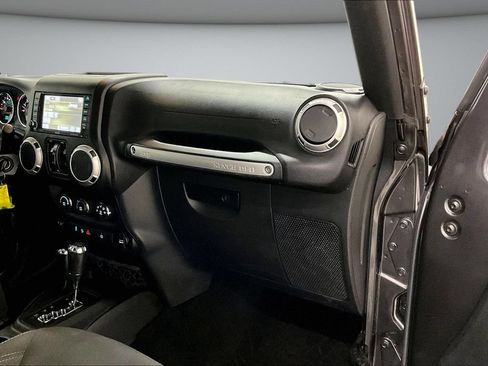 Used 2018 Jeep Wrangler Unlimited Rubicon w/ Connectivity Group AWD/4WD image 27