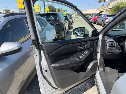 Used 2025 Nissan Rogue SV FWD image 18