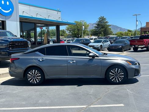 Used 2023 Nissan Altima 2.5 SL FWD image 2