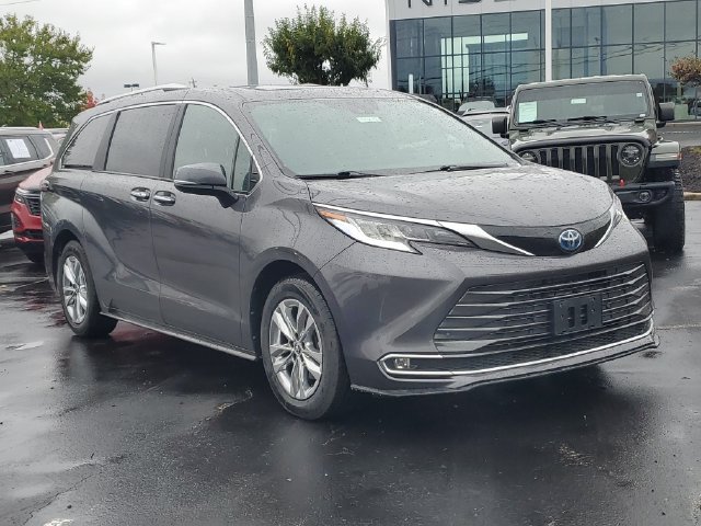 Used 2025 Toyota Sienna Limited AWD/4WD image 31