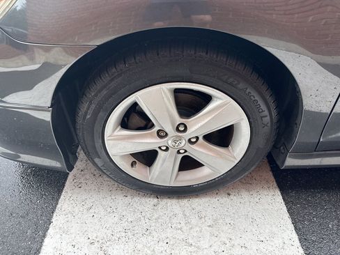 Used 2011 Toyota Camry SE w/ SE Extra-Value Pkg #1 FWD image 13