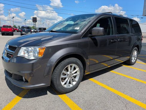 Used 2019 Dodge Grand Caravan SXT FWD image 3