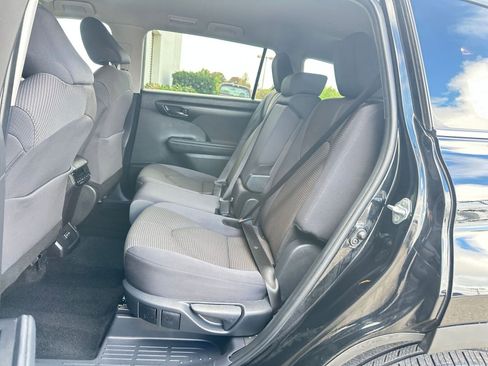 Used 2025 Toyota Highlander LE image 38