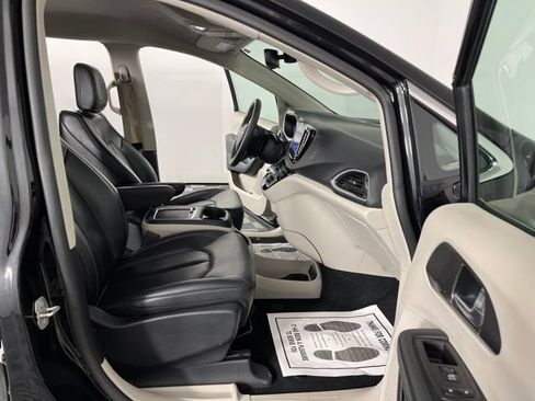 Used 2023 Chrysler Pacifica Touring-L FWD image 41