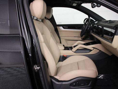 Certified 2025 Porsche Cayenne S AWD/4WD image 31