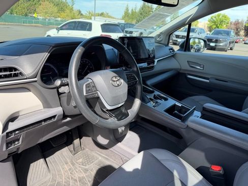 Used 2021 Toyota Sienna Limited AWD/4WD image 17