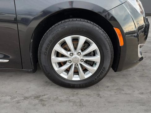 Used 2019 Chrysler Pacifica Touring-L FWD image 46