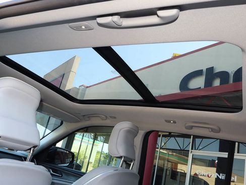 Used 2022 Jeep Grand Cherokee Overland w/ Luxury Tech Group IV AWD/4WD image 9