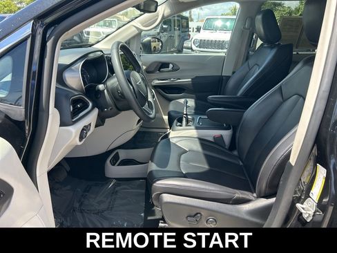 Certified 2023 Chrysler Pacifica Touring-L image 10