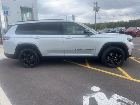 Used 2023 Jeep Grand Cherokee L Laredo AWD/4WD image 11