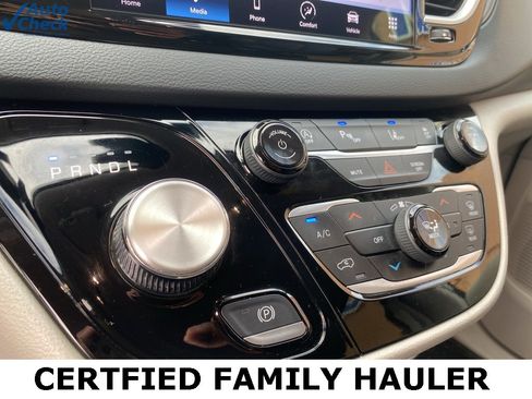 Used 2024 Chrysler Pacifica Touring-L image 41