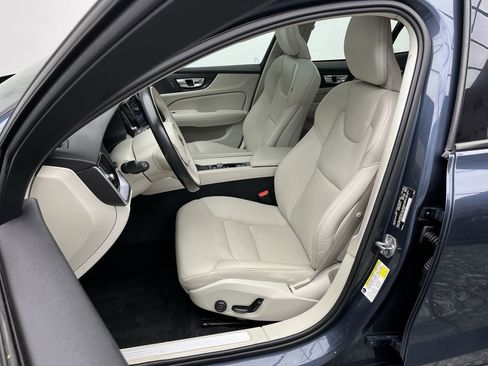 Used 2019 Volvo S60 T6 Momentum w/ Premium Package image 9