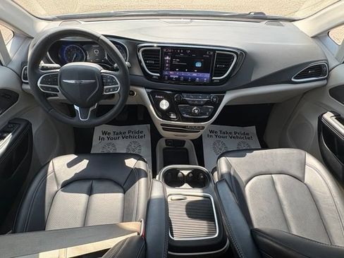 Used 2024 Chrysler Pacifica Touring-L FWD image 10