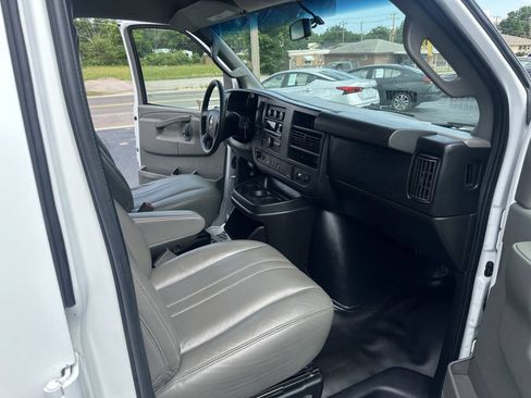 Used 2017 Chevrolet Express 2500 RWD image 15