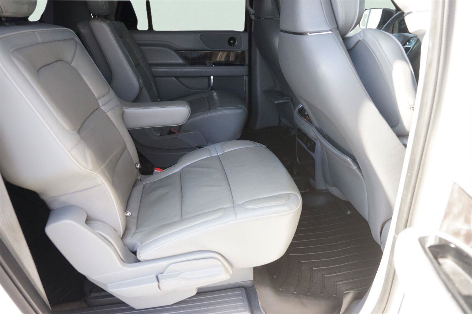 Used 2019 Lincoln Navigator L Select w/ Technology Package RWD image 18