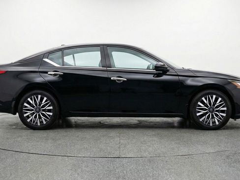 Used 2025 Nissan Altima 2.5 SV FWD image 11