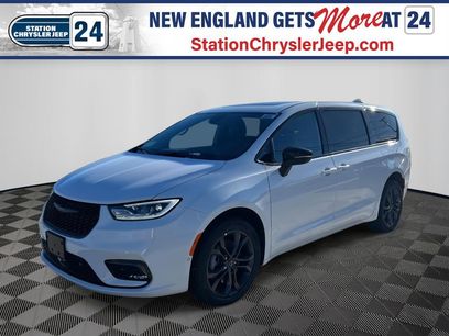 New 2026 Chrysler Pacifica Select
