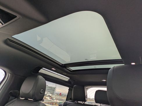 Used 2024 Land Rover Defender 90 S image 23